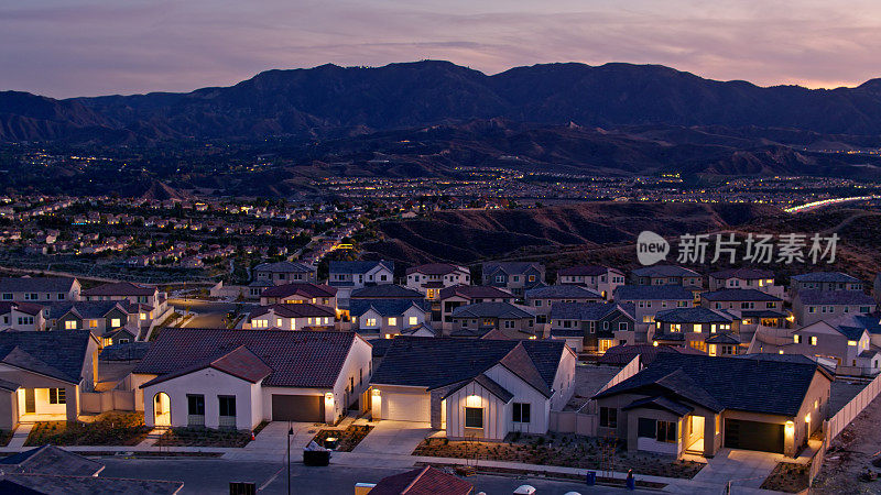 加州圣塔克拉利塔被照亮的房屋的航拍