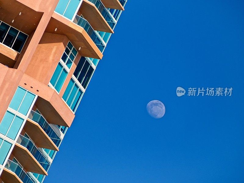 向月亮倾斜，一个高层公寓建筑的概念，似乎耸立在月亮之上