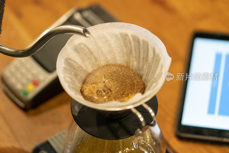 V60咖啡冲泡和供应图片