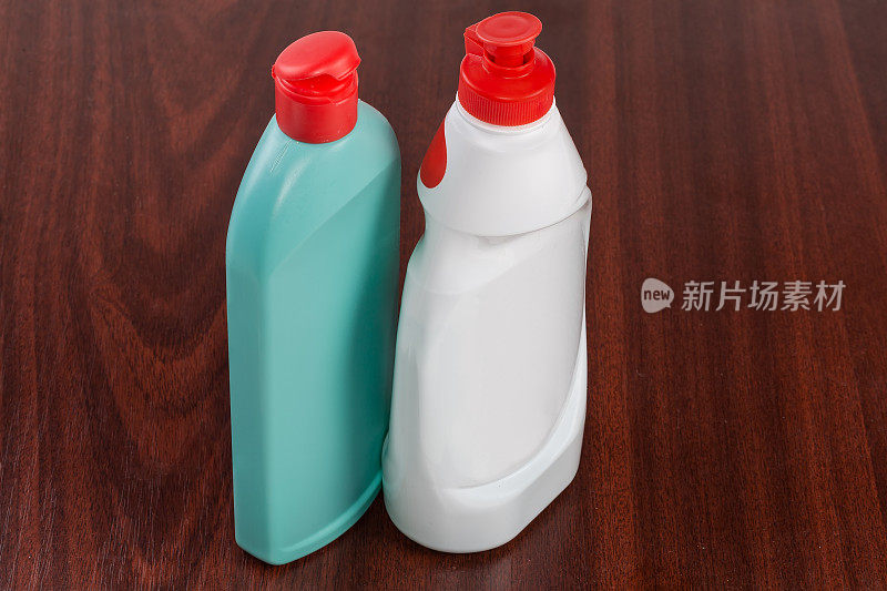 两个密封的塑料瓶清洁剂在木质表面