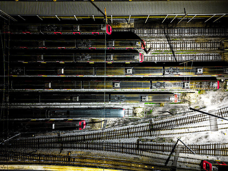 里斯本夜间客运列车的航拍图片