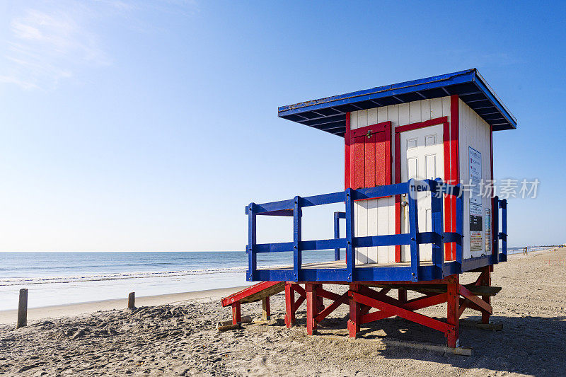佛罗里达州可可海滩一个阳光明媚的日子里关闭的救生员小屋