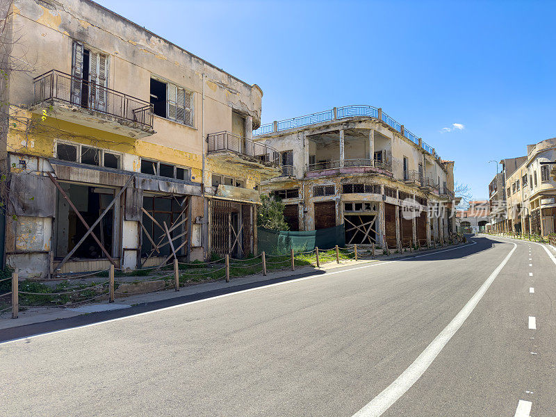 瓦罗沙鬼城中废弃建筑的街景