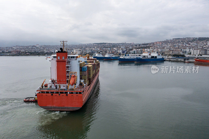 货物集装箱船接近港口的鸟瞰图。