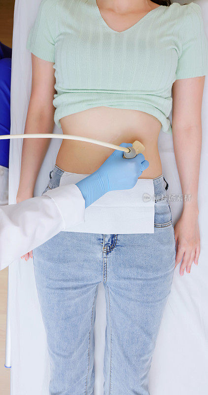 女性腹部超声检查
