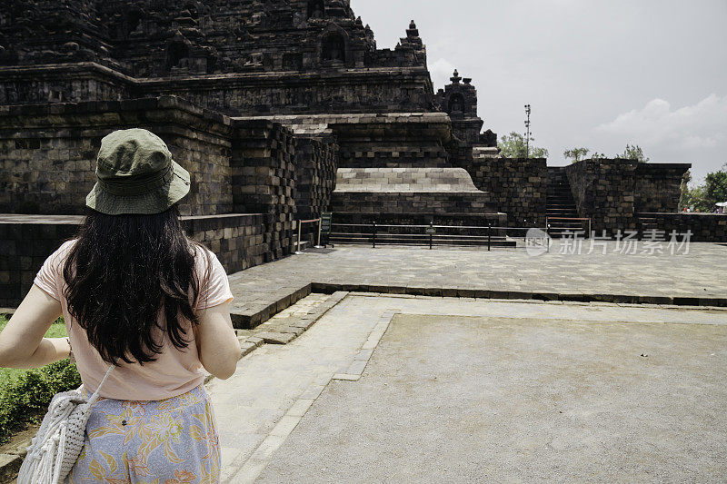 年轻游客探索婆罗浮屠古城