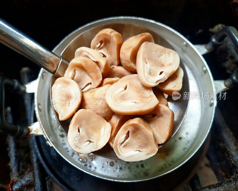 在炉子上煮草菇——食物准备。