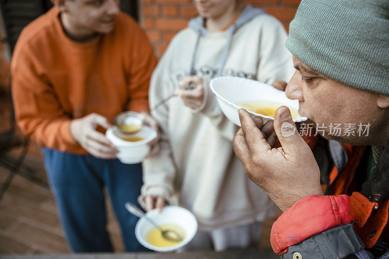 这个可怜的家庭终于有饭吃了