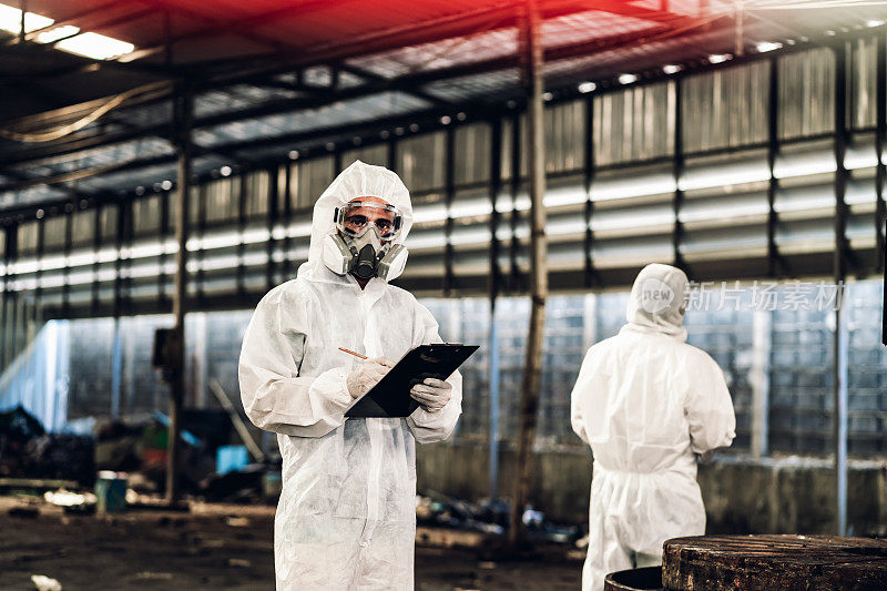 科学家穿着化学防护服检查危险化学品，在危险区域工作。穿着防护服的医护人员齐心协力控制疫情