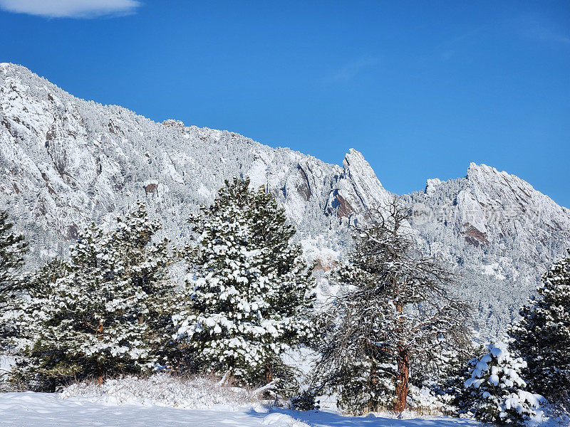 科罗拉多州的博尔德，冬天的熨斗山脉