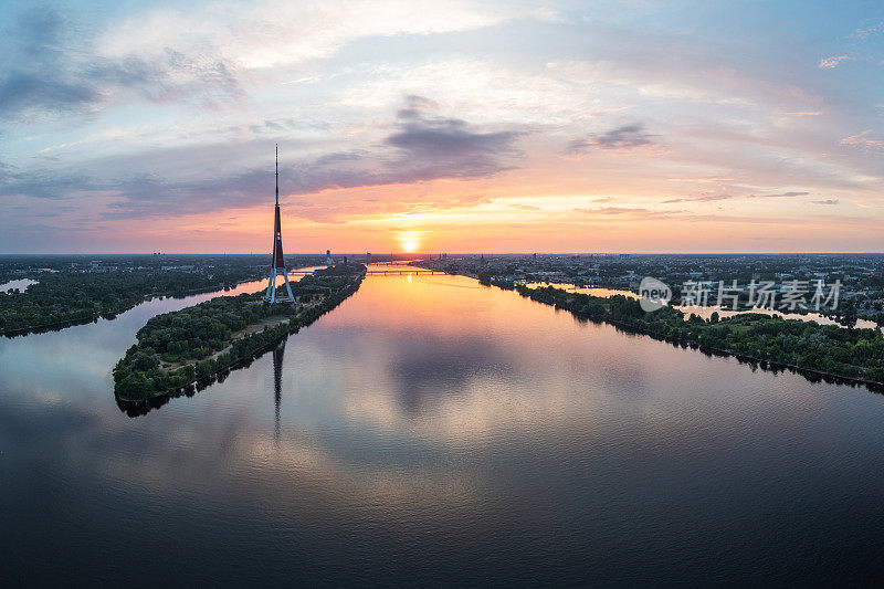 在拉脱维亚首都里加，道加瓦河上的扎库萨拉岛有一座电视塔