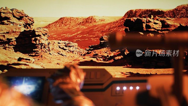 火星漫游者在火星表面旅行。第一人称视角宇航员驾驶飞行器飞越干旱的土地