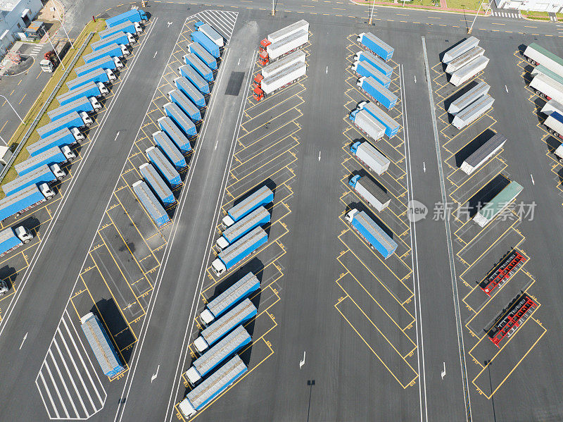 集装箱运输卡车停在停车场
