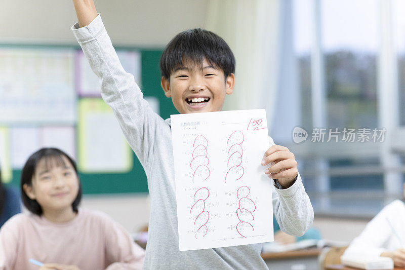 一名小学生在考试时面带微笑