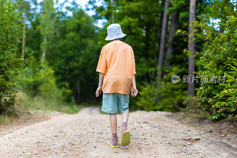 小男孩走在森林里