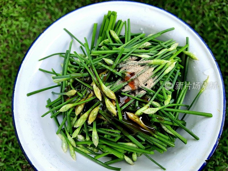 胡椒粉和蚝油在熟韭菜菜类食品的制备上的应用。