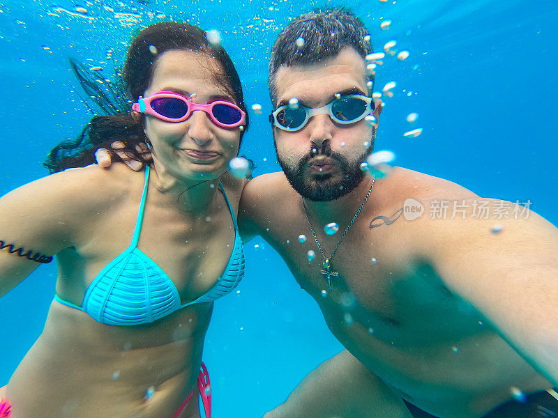 一对年轻夫妇在埃及红海潜水时自拍