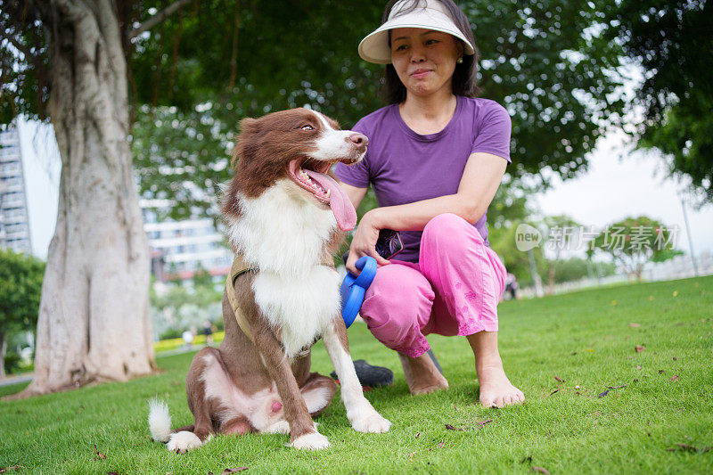 带宠物狗的女人