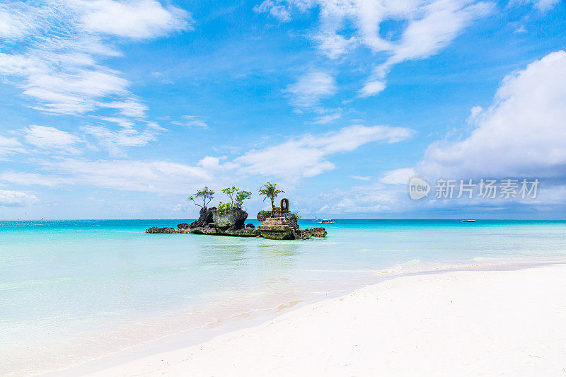 菲律宾长滩岛白沙滩上的威利岩。