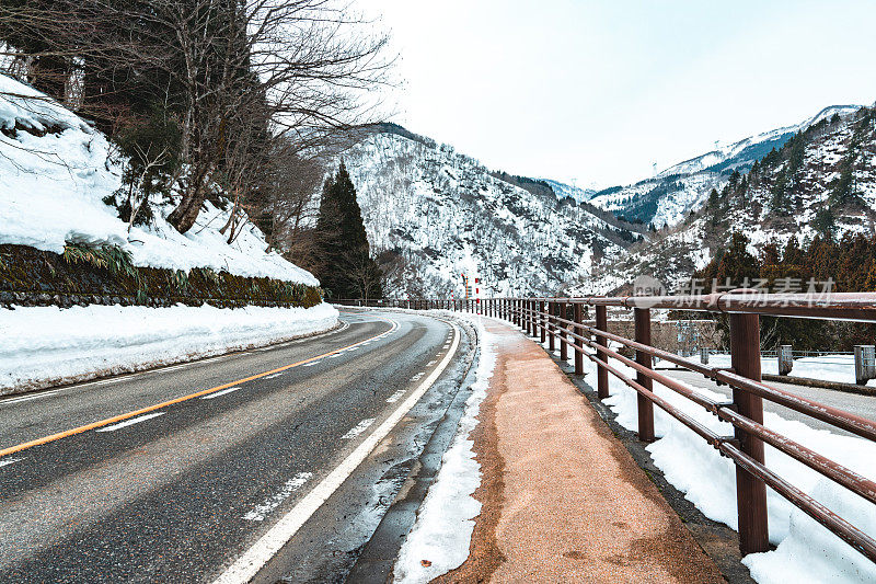 冬天通往白川乡山的路