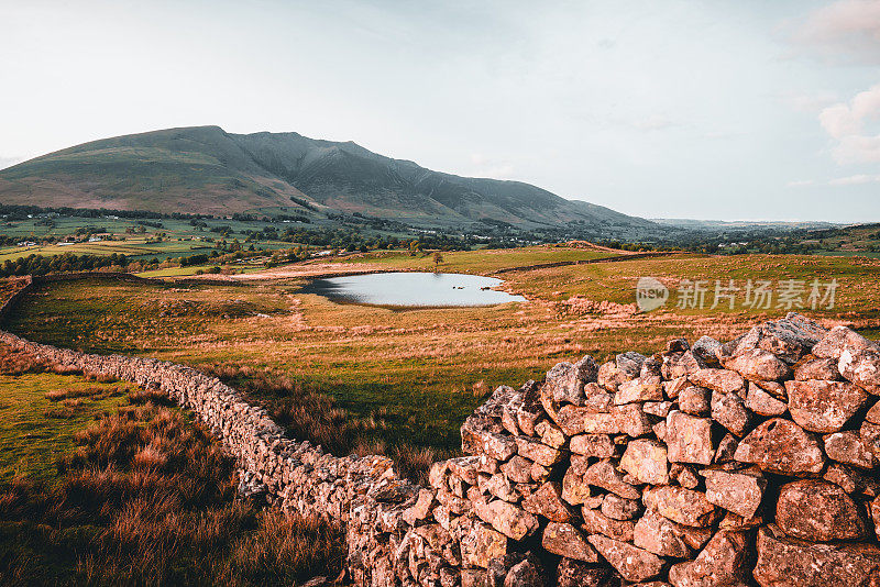 日落在推特塔恩，湖区，英格兰，英国