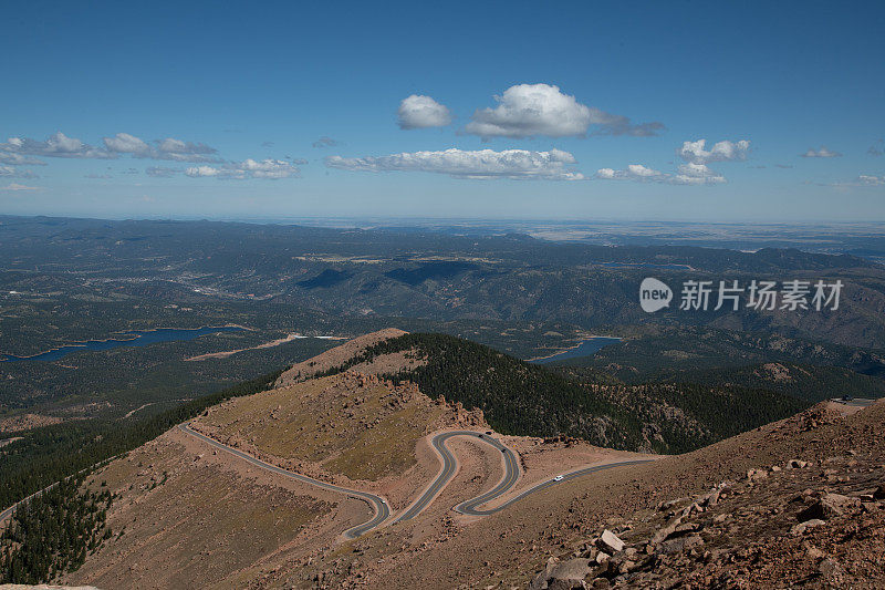 美国西部科罗拉多州中部落基山脉中的派克峰高速公路通往美国山顶(海拔14115英尺)的弯道和大落差