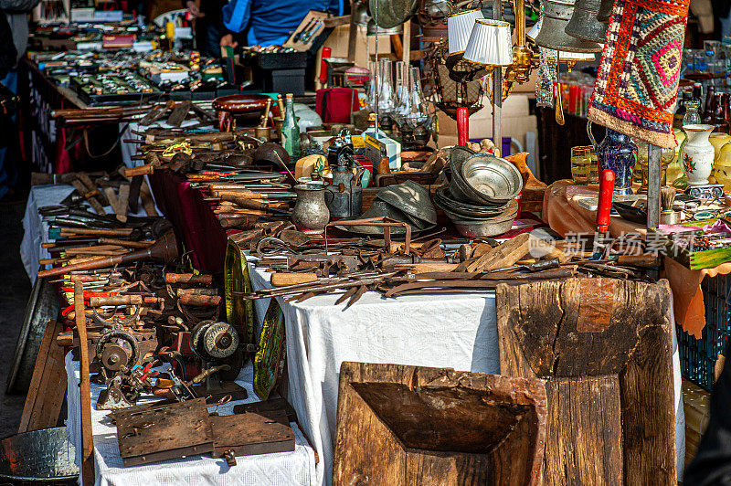 古玩市场出售旧木雕和铁制工具