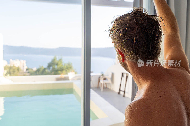 海边的觉醒:男人打开别墅窗户，凝视着私人海景