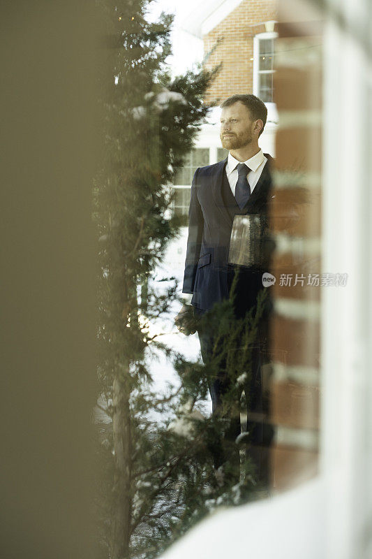 新郎站在外面等待他的新娘明尼苏达州的第一眼