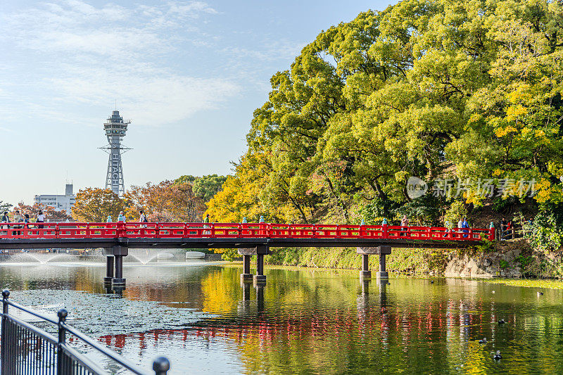 日本大阪天王寺公园的景观、底池、井川、井川桥和遥远的津天阁塔