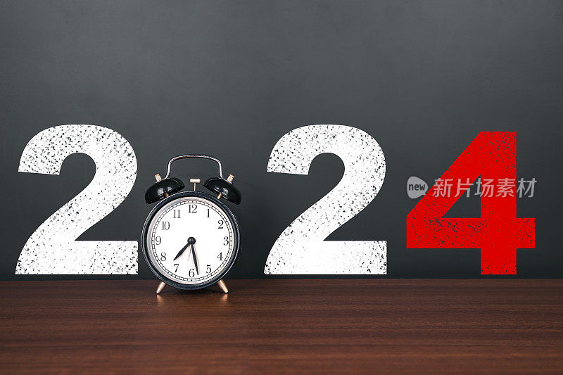 新年快乐:用时钟在黑板上写上通往2024年的路