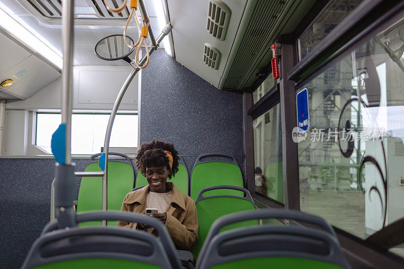 女性乘坐公共汽车上下班