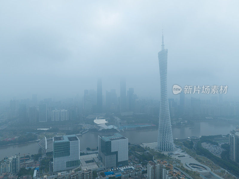 雨季的广州市中心