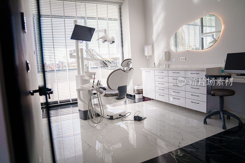 空的牙医诊所房间和牙医椅。