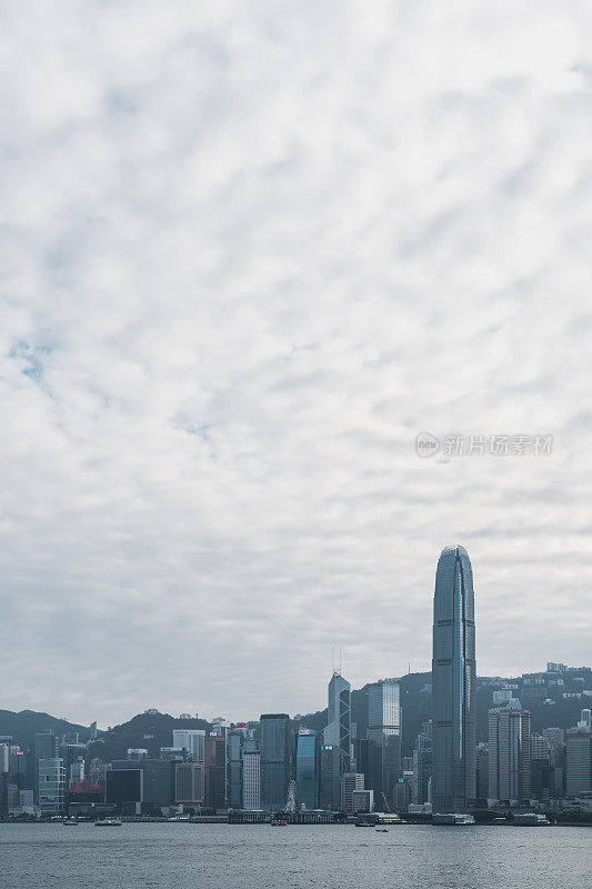 从维多利亚港眺望香港天际线