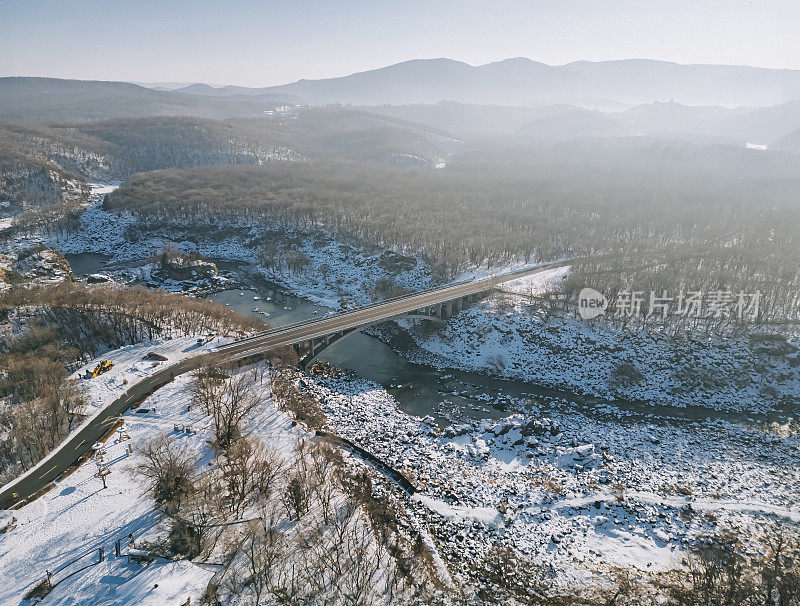 鸟瞰图冬季桥上黑龙江河面上的乡村景象，积雪很深