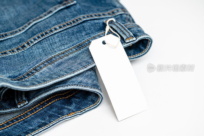 牛仔牛仔裤和空白服装吊牌。标签或标签设计模板