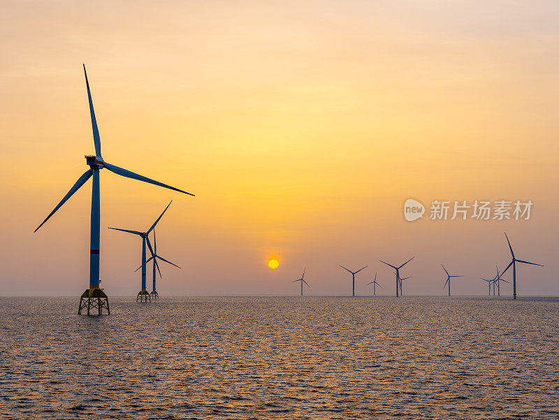 太阳落山时，海上风力发电厂的风力涡轮机。