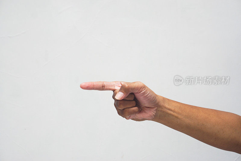 一个男性手指的特写，孤立在白色背景上