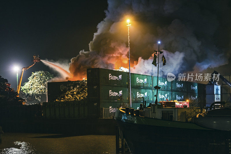 工业区废料场夜间发生火灾