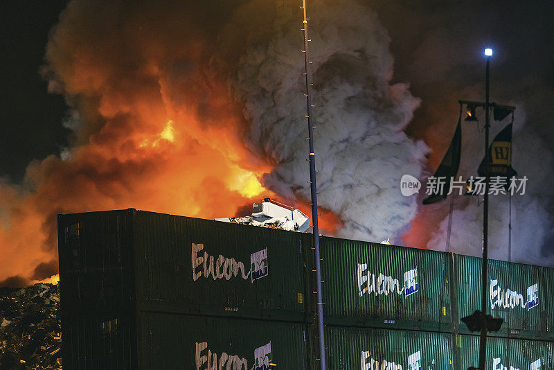 工业区废料场夜间发生火灾