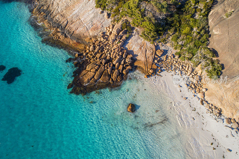 海滨鸟瞰图，沙滩和海水蓝色的海洋