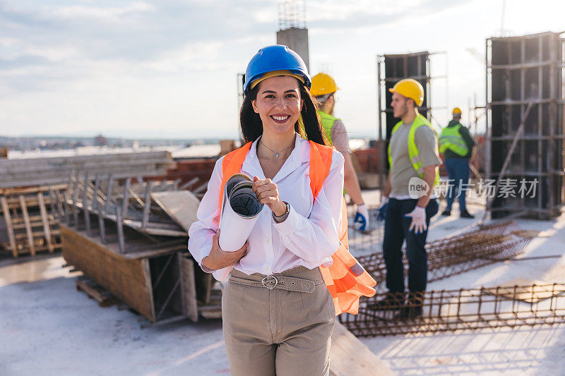 建筑工地上一位女建筑工人的肖像