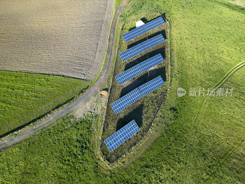 太阳能电池板在该国的鸟瞰图