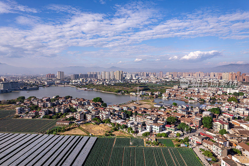 现代农业用地和农村建筑鸟瞰图