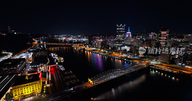 航拍莫农加希拉河和匹兹堡市中心，宾夕法尼亚州在一个秋天的夜晚
