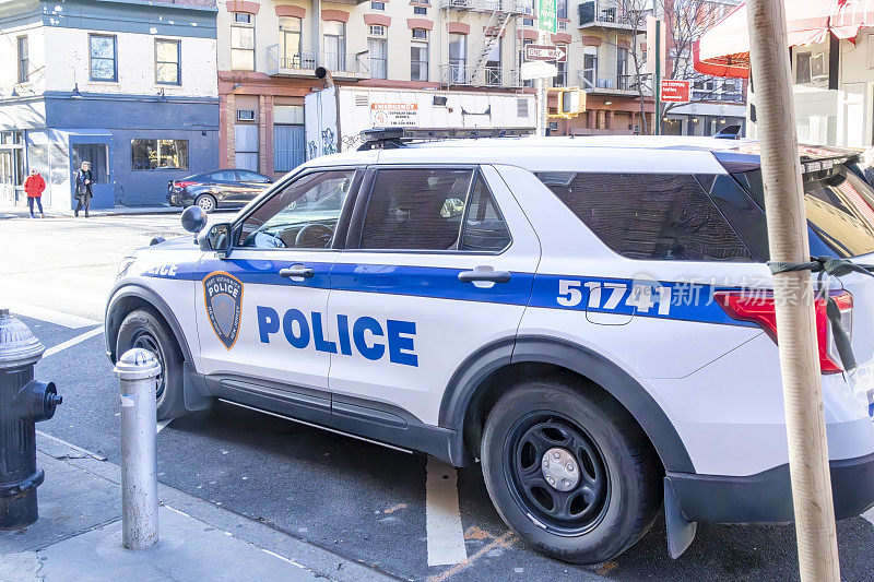 克里斯托弗街的路边停着一辆纽约警局巡逻车