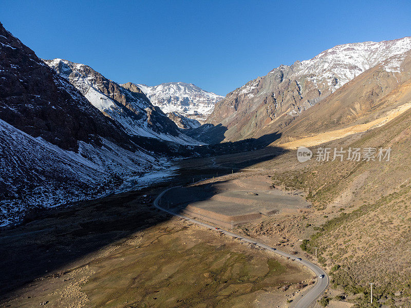 穿过卡洪德尔迈波山谷的道路通往智利圣地亚哥