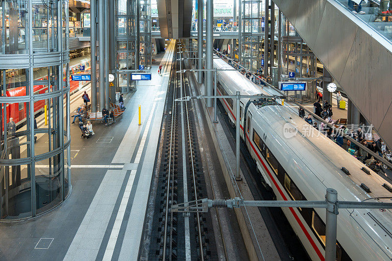 2024年4月6日，德国柏林。高速列车在柏林总站停靠。