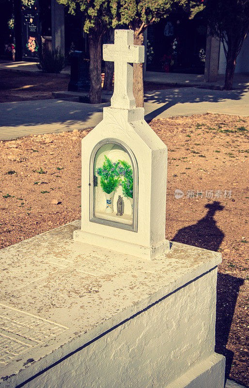 亡灵节-白色坟墓